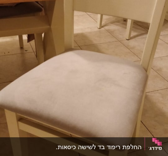 כיסא מרופד בבד אפור בהיר